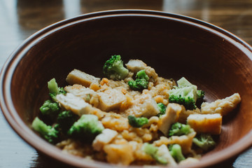 Chicken fillet with broccoli and 
lentils. 
