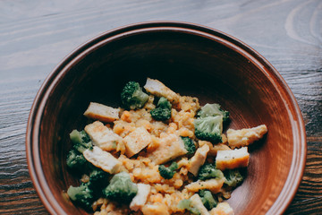 Chicken fillet with broccoli and 
lentils. 