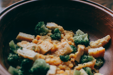 Chicken fillet with broccoli and 
lentils. 
