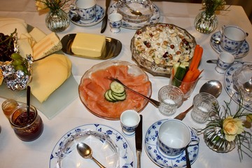 christmas dinner table setting