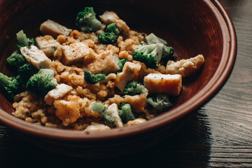 Chicken fillet with broccoli and 
lentils. 