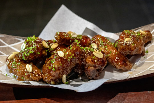 Frango com molho em por&ccedil;&atilde;o com decora&ccedil;&atilde;o de amendoim e molho agridoce Kaarague com molho sweet chilli