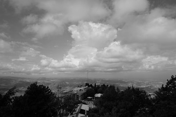 Panorama dalla repubblica di San Marino con fantastiche nuvole in una foto in B/N © Arnaldo