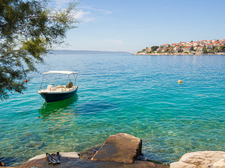 Barca sobre aguas cristalinas en el mar de Okrug en Croacia, Europa, verano de 2019