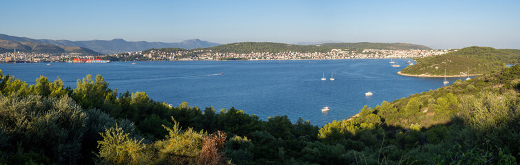 Vistas del paisaje de costa en Okrug, Croacia, verano de 2019