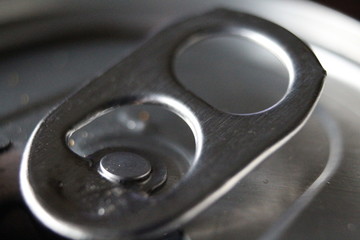Obraz premium Beautiful picture of a sliced peel pouch can of soda