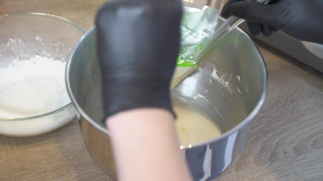 Mixing the sponge cake , pour hot water into the dough.