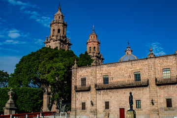 Fototapeta premium Hermosa vista de la Catedral de Morelia y su ignimbrita (cantera) rosa