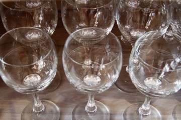 Fotografía de unas copas de vino, agua y licor