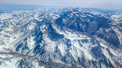 Fototapeta premium cordilheira dos andes vista da janela do avião