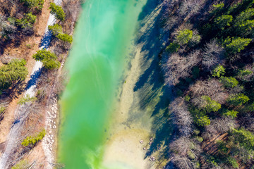 Kleiner Bergsee im Frühling