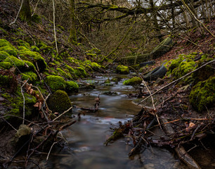 Glattgezogenes Wasser aus einer Steinbruch Quelle