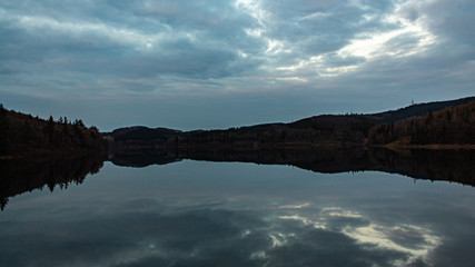 Sturmaufkommen an einer Talsperre mit Sonnenschein
