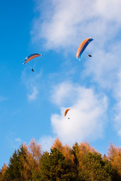 Parapendio nel cielo del Monte Grappa, in Italia