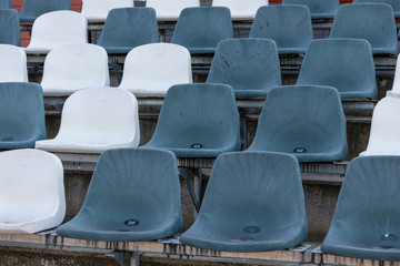 Leere Sitze im Sportstadion 2