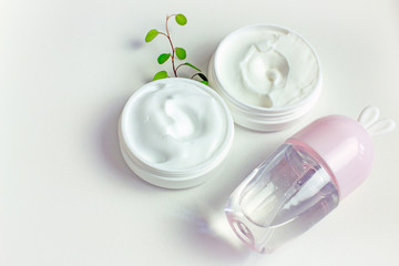 Obraz na płótnie Canvas Open jar of cosmetic white cream on the table