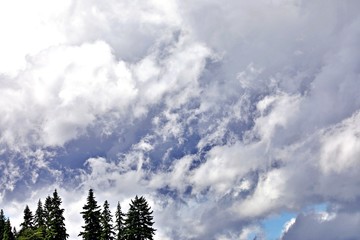 Fototapeta premium Schwere Wolken vor Bergkette