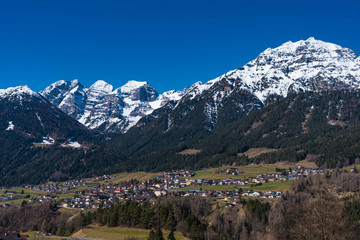 Fototapeta na wymiar Blick auf Telfes im Stubaital mit verschneiten Bergen 