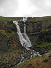 Fototapeta na wymiar Wasserfall bei Hofteigur, Island