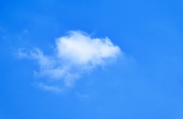 Obraz premium white fluffy cloud on a bright blue sky