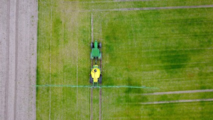 Landwirtschaft: Traktor mit Spritze aus der Vogelperspektive © keBu.Medien