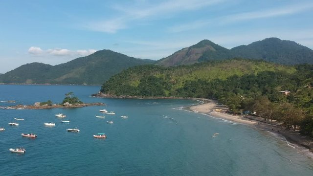 Vista a&eacute;rea da Praia de Castelhanos em Ilhabela, S&atilde;o Paulo, Brasil