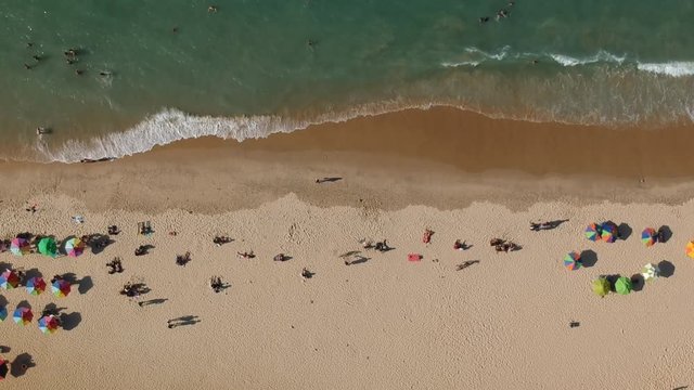 Vista a&eacute;rea de uma praia tropical