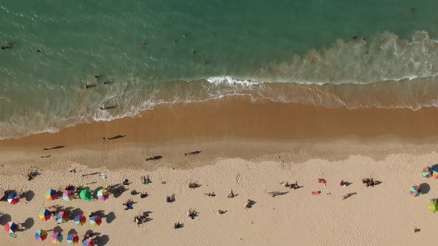 Vista a&eacute;rea de uma praia tropical