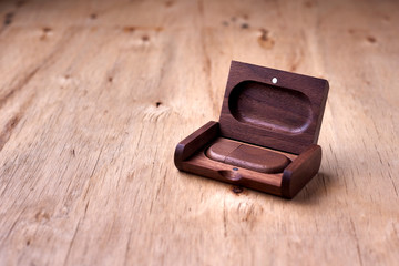 memoria usb con terminaciones de madera y con imanes, caja de madera personalizable