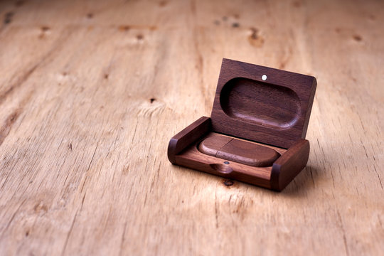 memoria usb con terminaciones de madera y con imanes, caja de madera personalizable