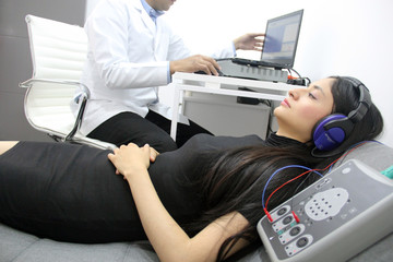 Prueba auditiva a mujer joven con doctor