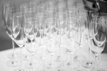 Leere Sektgläser auf einem Buffett 