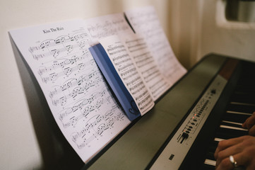 Notenblätter auf einem Klavier