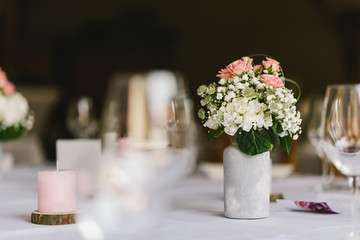 Bunter Blumenstrauß auf einem Tisch 