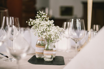 Gedeckter Tisch auf einer Hochzeit 