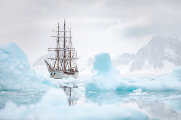 Obraz premium sailing Expedition ship in antarctica surrounded by ice 