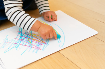 お絵かきをする子供