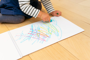 お絵かきをする子供