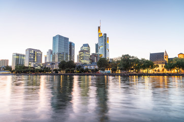 Naklejka premium Nowoczesna panorama Frankfurtu, Niemcy. Miasto rzeka i budynki nocą