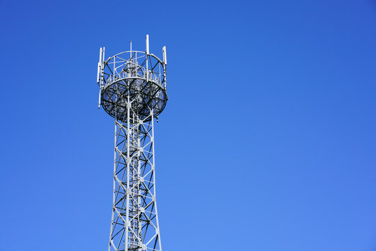 青空に映える携帯電話の基地局アンテナ