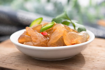 Pickled with jellyfish head, the pickle tastes hot and sour. It tastes crispy. It's a seafood delicacy in Asia and the East. It's very popular in Korea and Japan.
