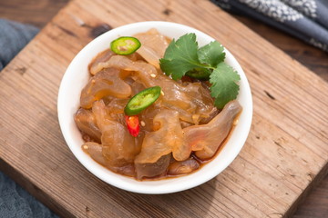 Pickled with jellyfish head, the pickle tastes hot and sour. It tastes crispy. It's a seafood delicacy in Asia and the East. It's very popular in Korea and Japan.