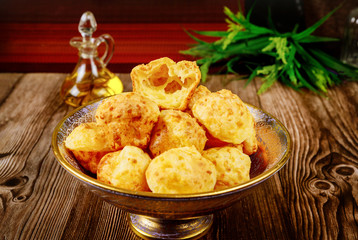 Cooked brazilian cheese bread chipa in bowl.