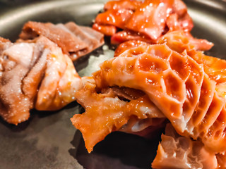 調理前のホルモン焼き