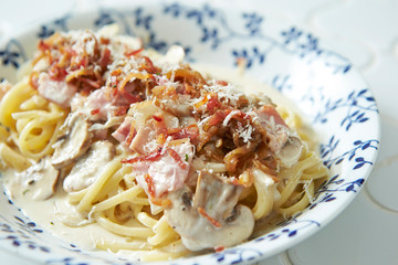White cream mushroom and bacon spaghetti