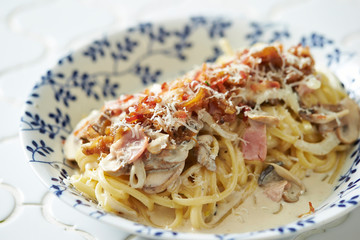 White cream mushroom and bacon spaghetti