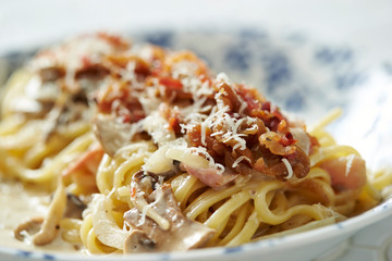 White cream mushroom and bacon spaghetti