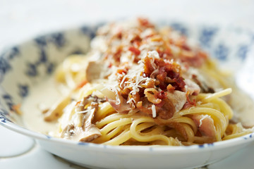 White cream mushroom and bacon spaghetti