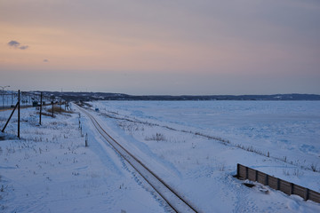 北海道　釧網本線と流氷原のオホーツク海  © osap1111