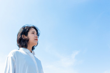 青空と女性
